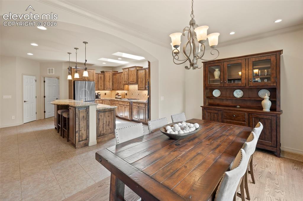 Image 7 of 50: Dining Area