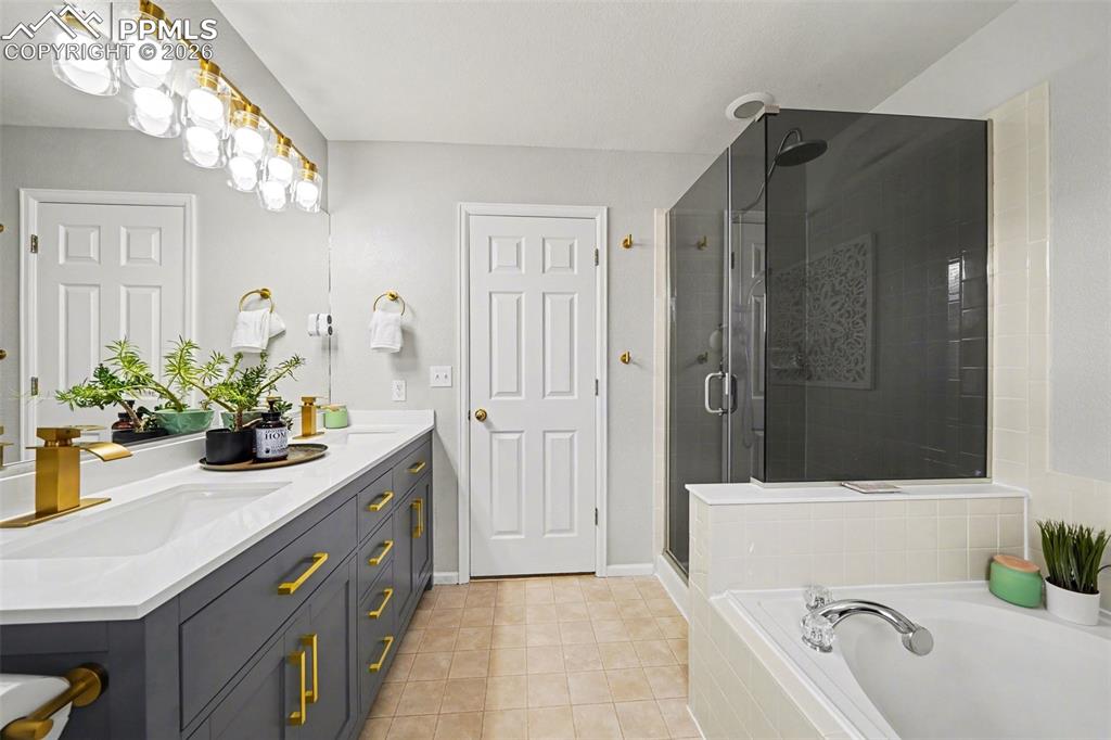 Image 17 of 39: Bathroom