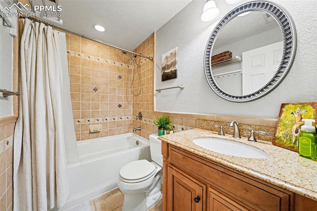 Image 29 of 39: Bathroom