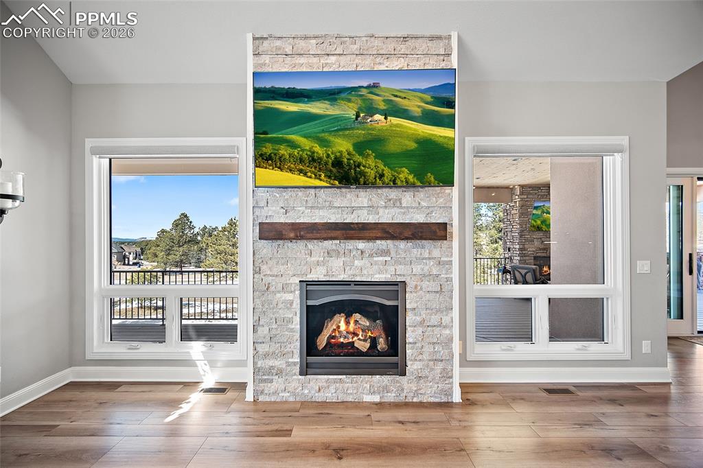 Image 10 of 50: Living Room