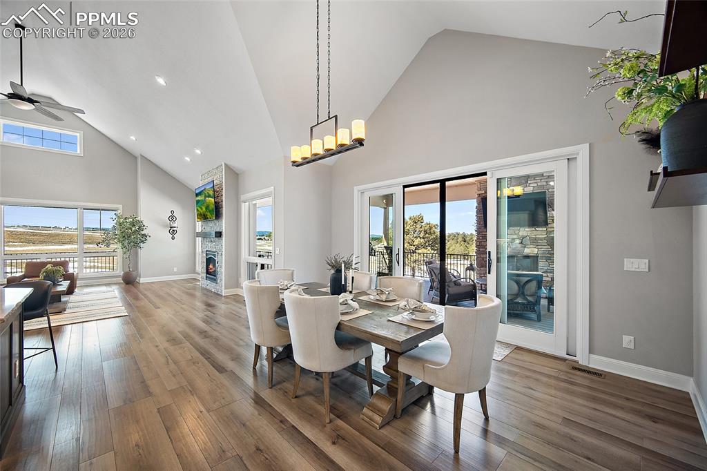 Image 12 of 50: Dining Area