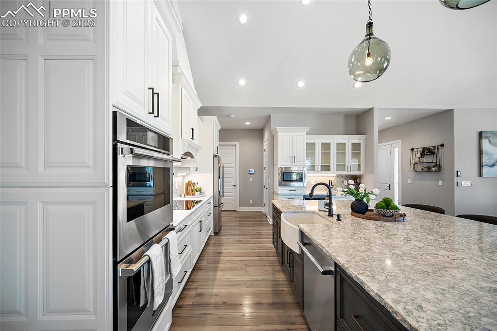 Image 13 of 50: Kitchen