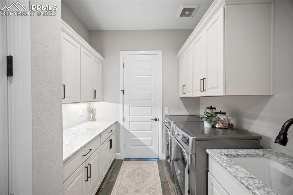 Image 19 of 50: Laundry