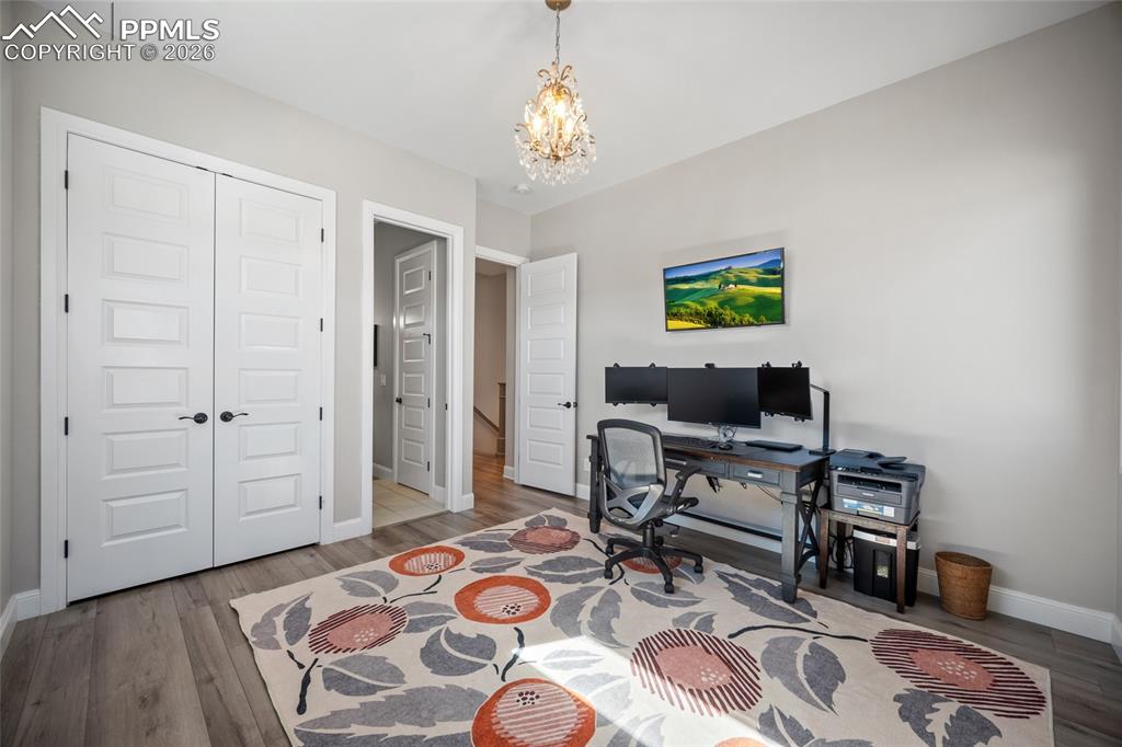 Image 22 of 50: Office