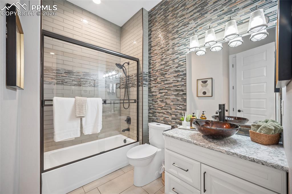 Image 23 of 50: Bathroom