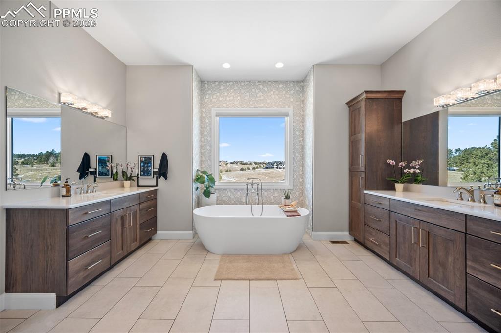 Image 28 of 50: Bathroom