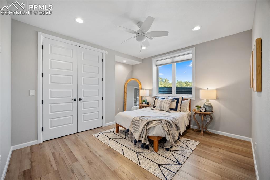 Image 31 of 50: Bedroom