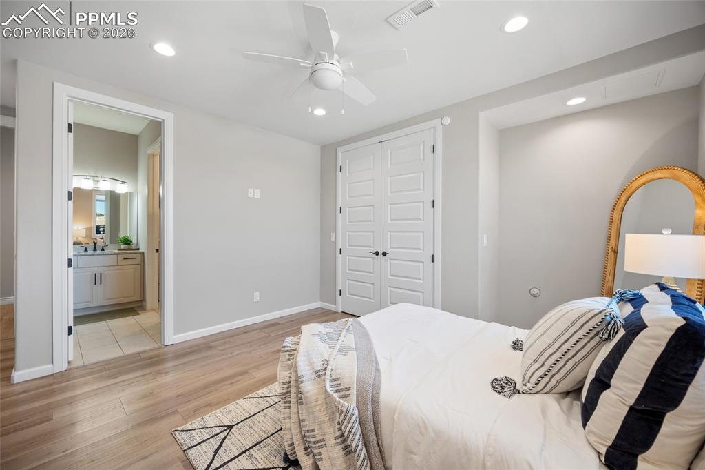 Image 32 of 50: Bedroom