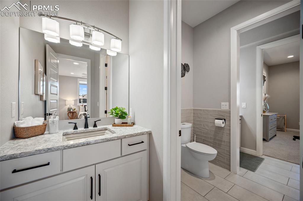 Image 33 of 50: Bathroom