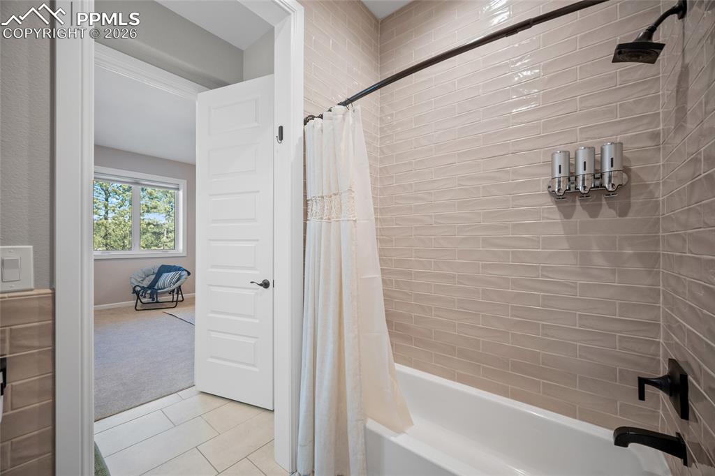 Image 34 of 50: Bathroom