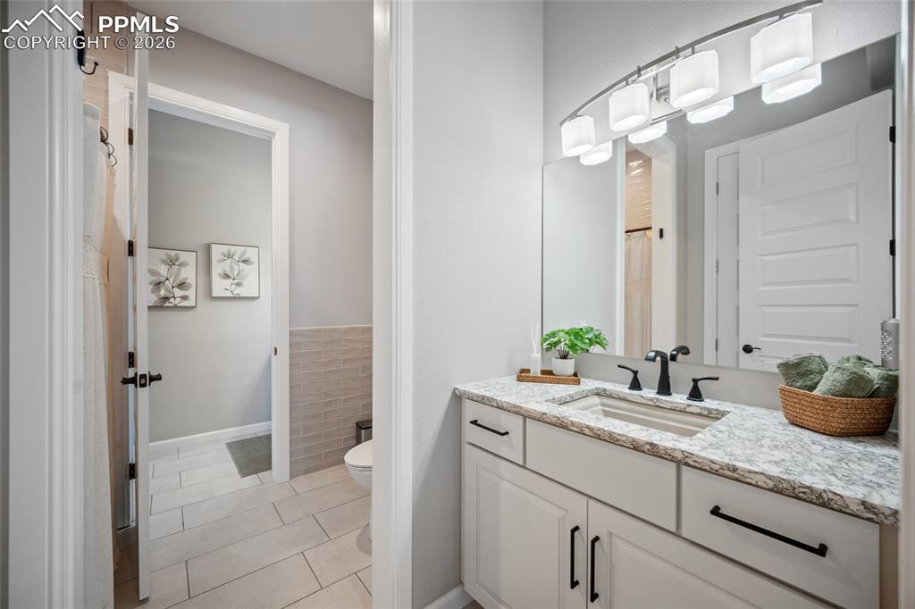 Image 35 of 50: Bathroom