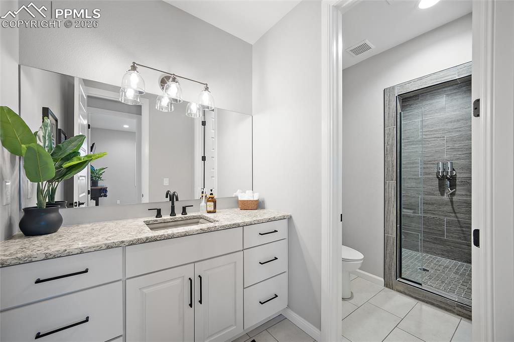 Image 37 of 50: Bathroom