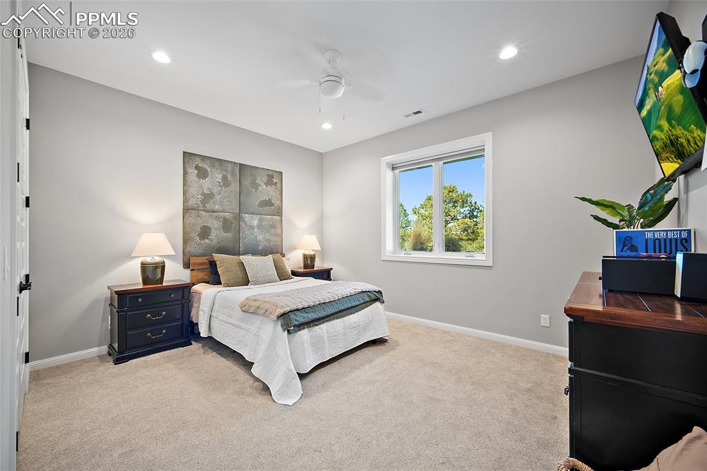 Image 39 of 50: Bedroom