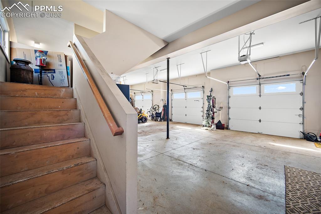 Image 46 of 50: Garage