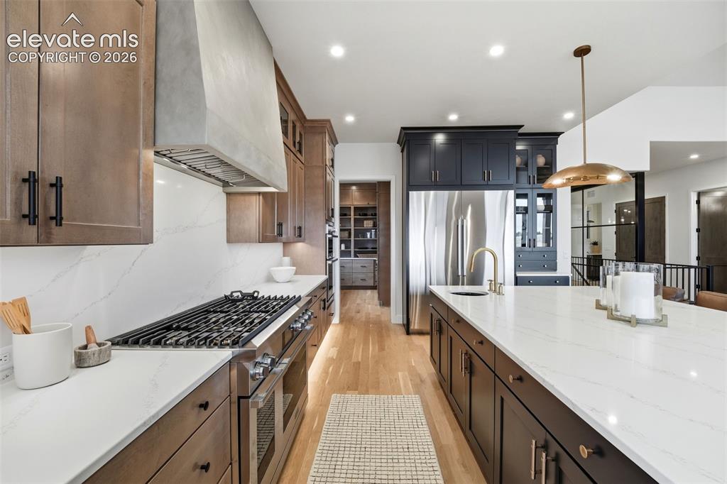 Image 10 of 50: Kitchen