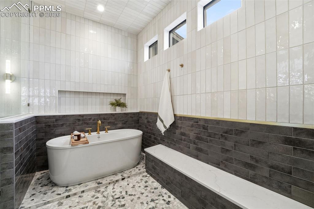 Image 14 of 28: Bathroom