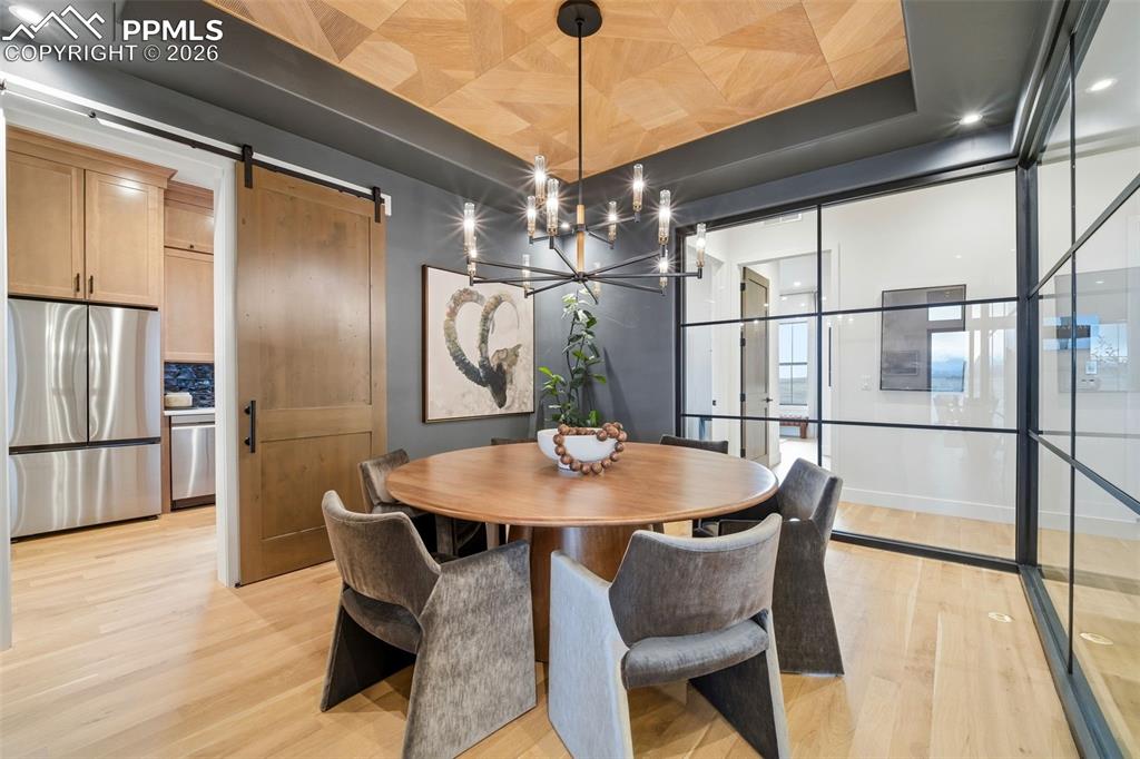 Image 17 of 28: Dining Area