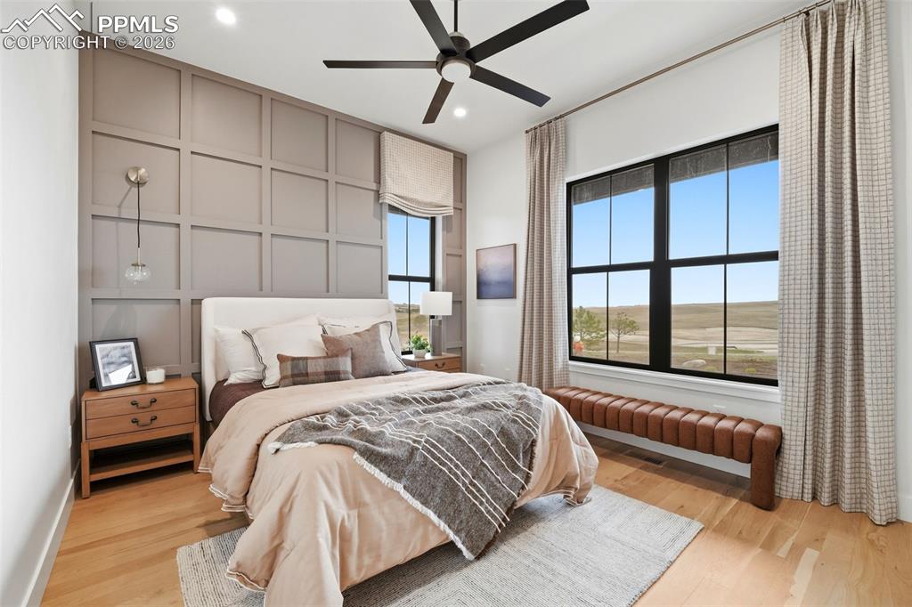 Image 18 of 28: Bedroom