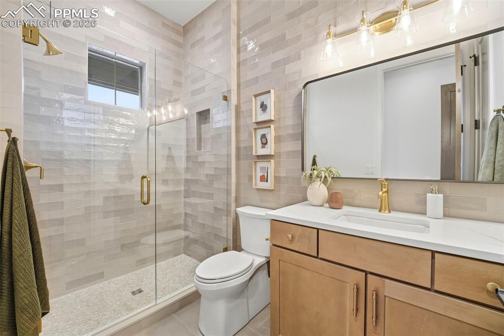 Image 19 of 28: Bathroom