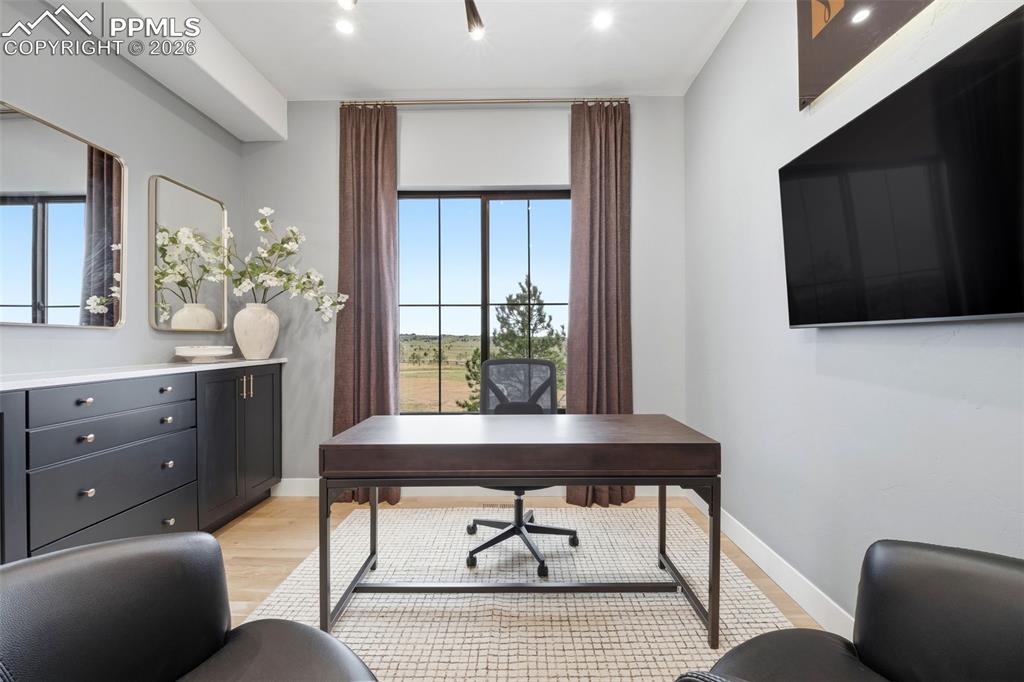 Image 20 of 28: Office