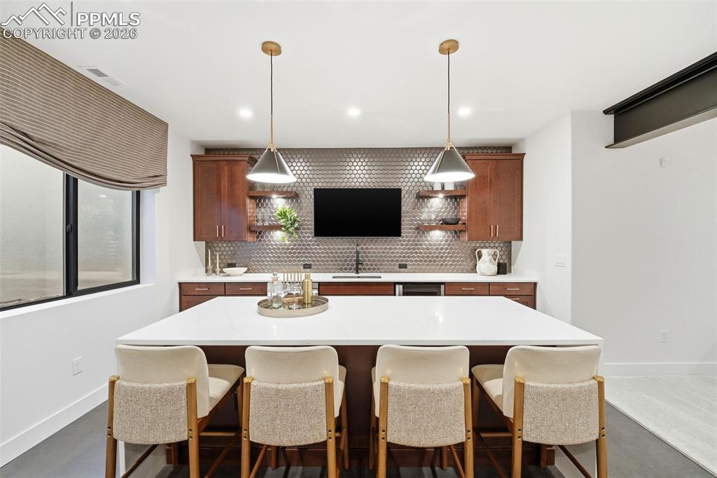 Image 22 of 28: Wet Bar