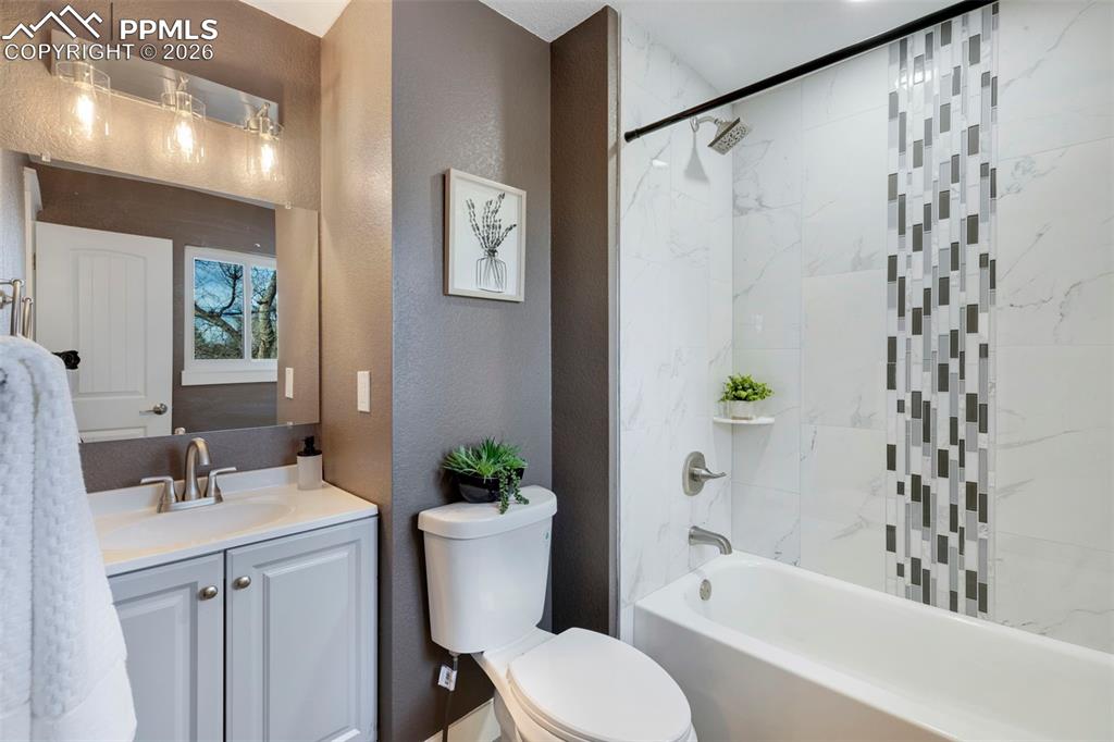 Image 10 of 15: Bathroom