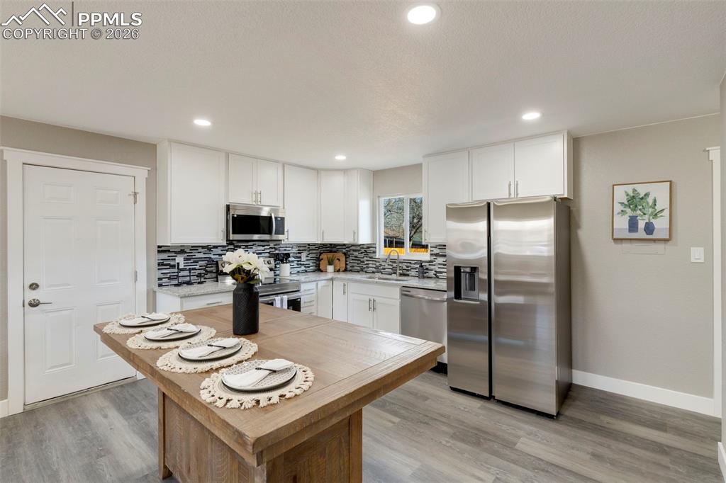 Image 7 of 15: Kitchen