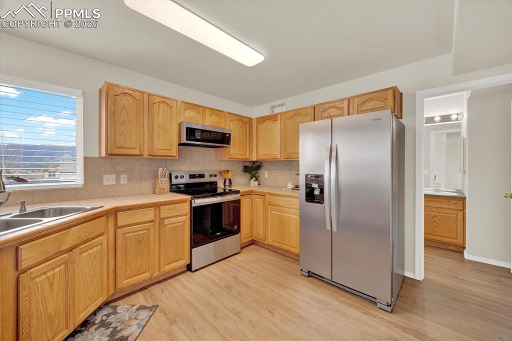 Image 10 of 48: Kitchen