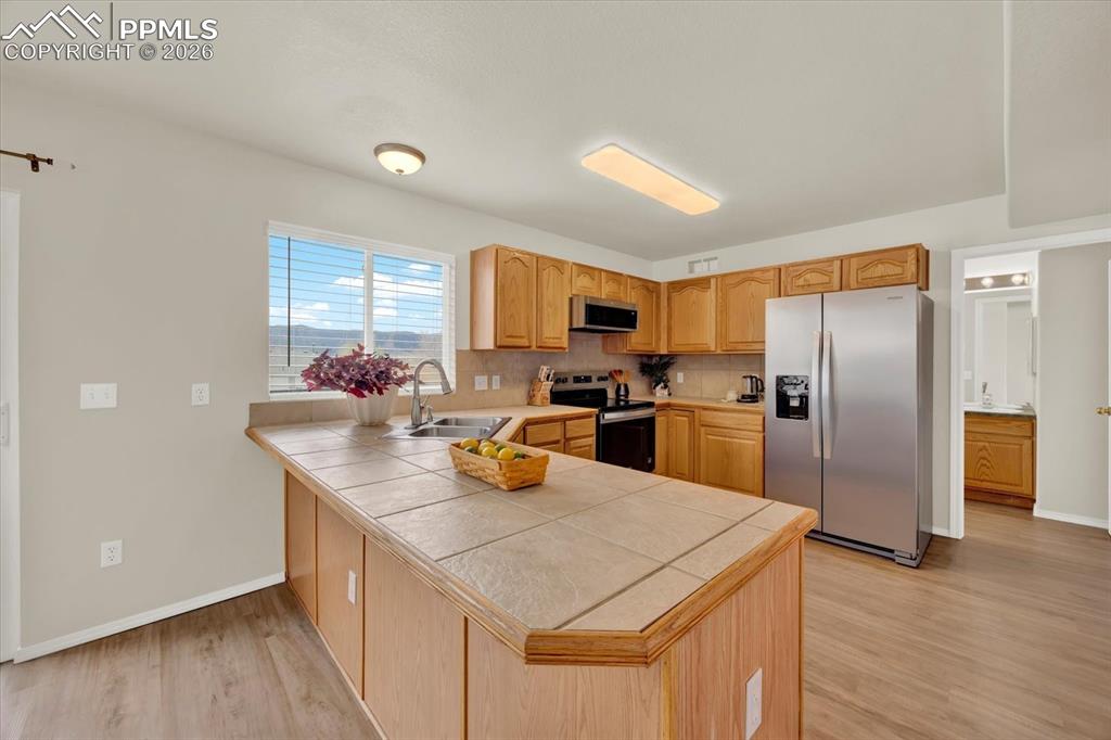 Image 11 of 48: Kitchen