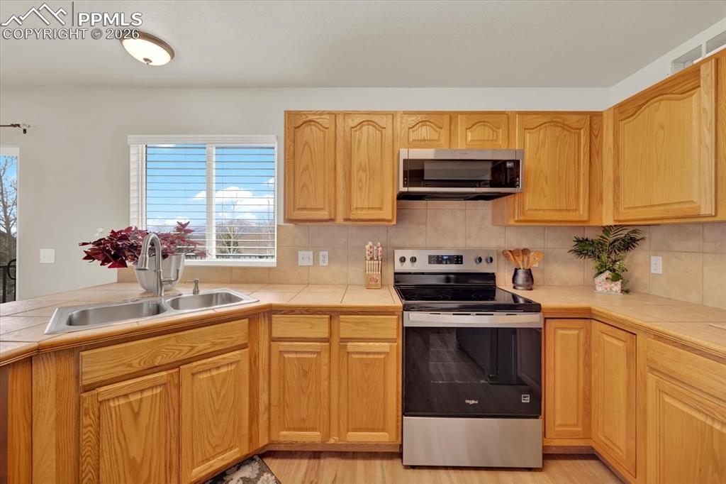 Image 12 of 48: Kitchen