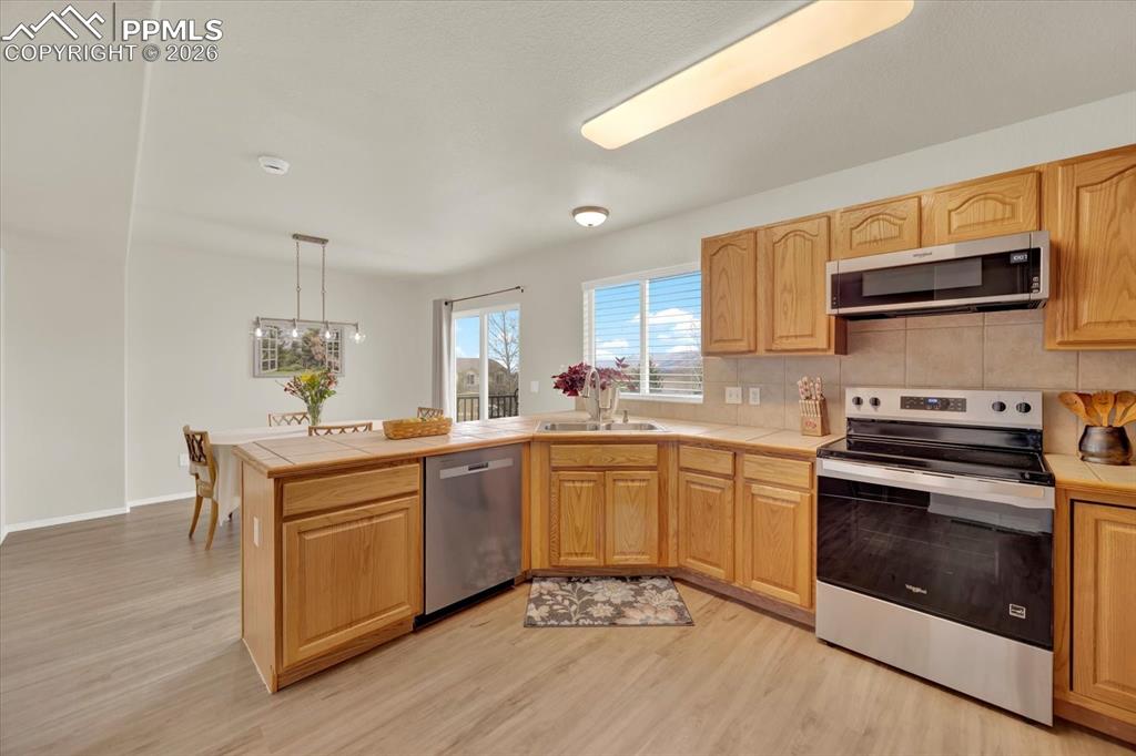 Image 13 of 48: Kitchen