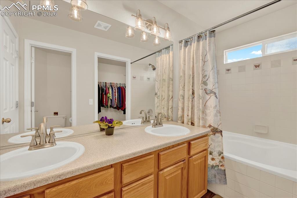 Image 27 of 48: Bathroom