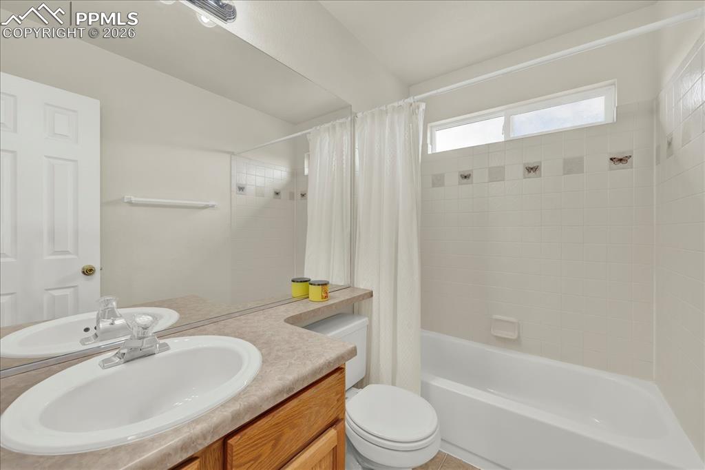 Image 28 of 48: Bathroom