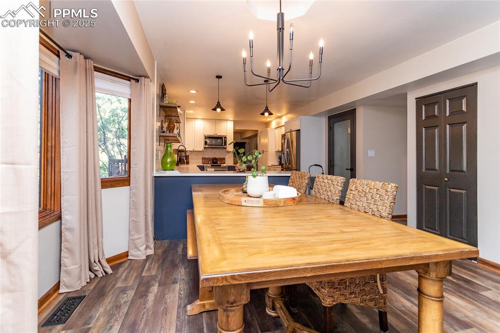 Image 11 of 40: Dining Area