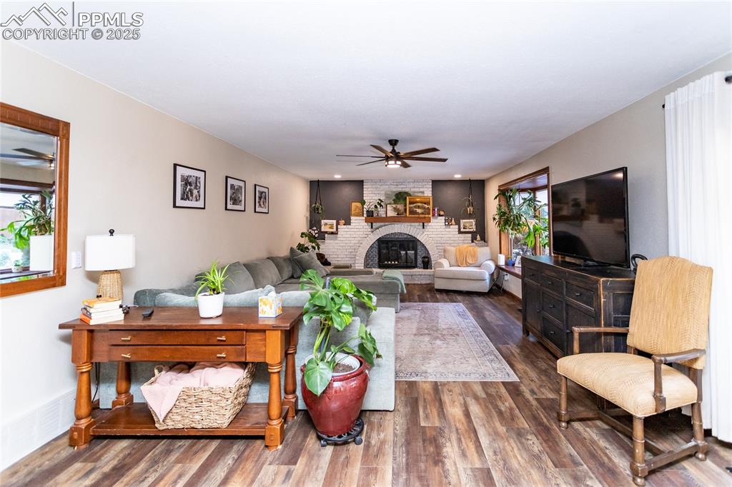 Image 12 of 40: Living Room