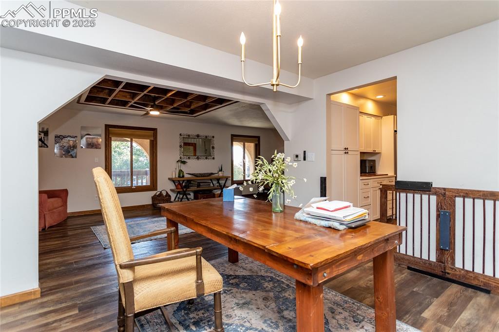 Image 14 of 40: Dining Area