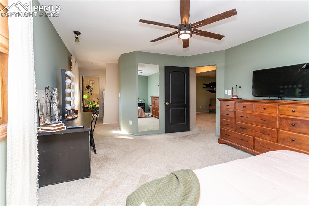 Image 18 of 40: Bedroom