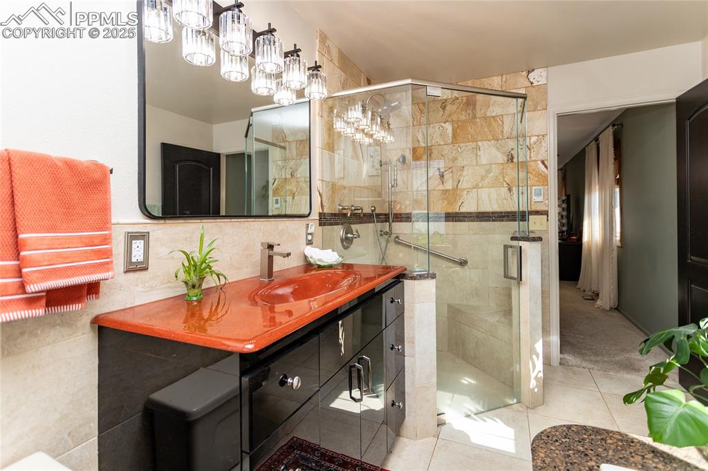 Image 21 of 40: Bathroom