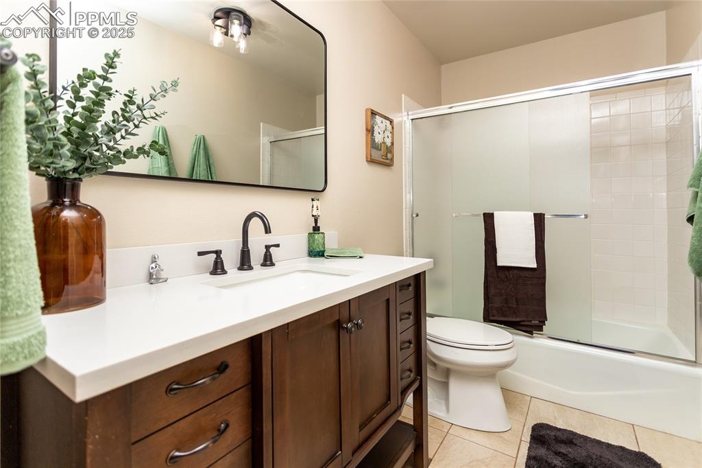 Image 25 of 40: Bathroom