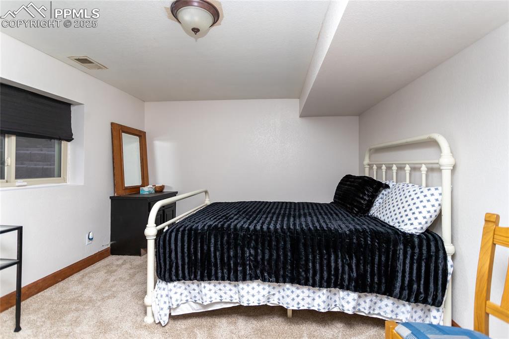 Image 29 of 40: Bedroom