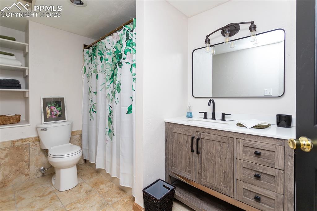 Image 31 of 40: Bathroom