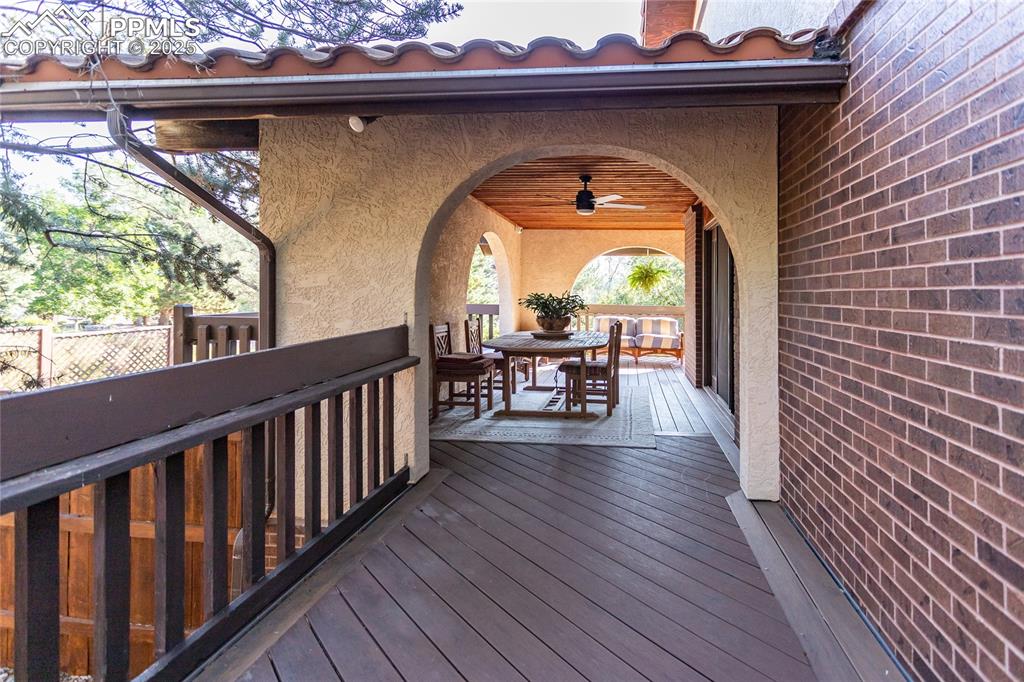 Image 33 of 40: Deck