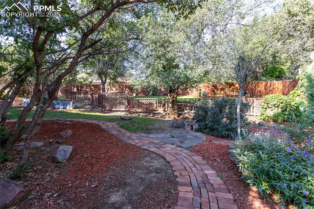 Image 38 of 40: Yard