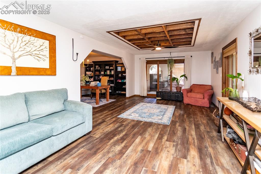 Image 5 of 40: Living Room