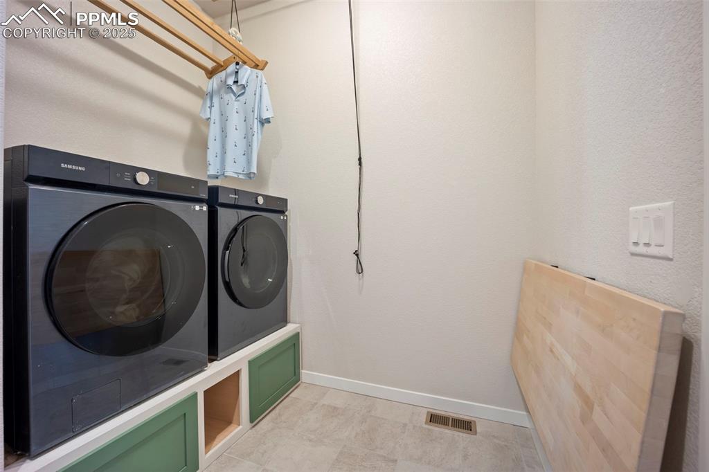 Image 29 of 50: collapsable wooden folding table