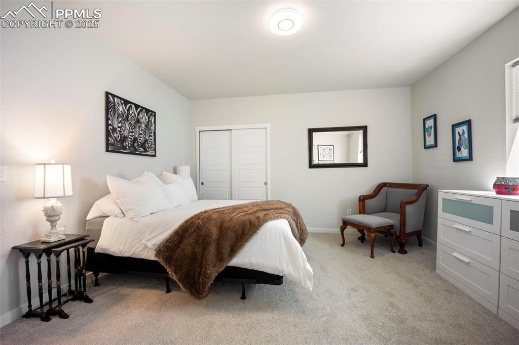 Image 37 of 50: Bedroom