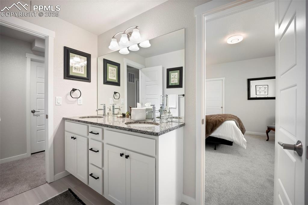 Image 39 of 50: Bathroom