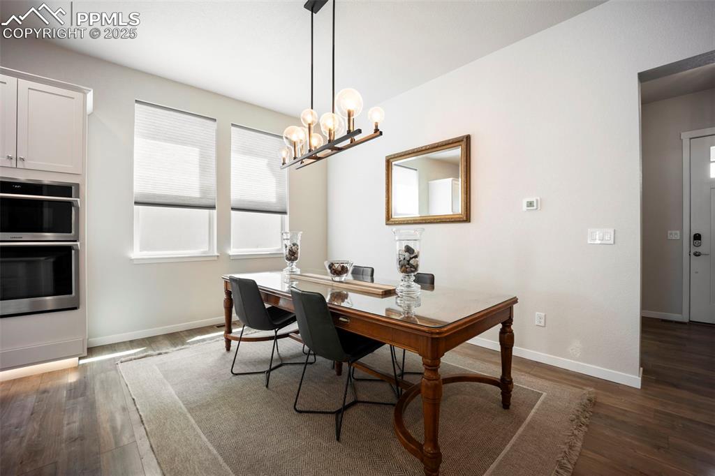 Image 7 of 50: Dining Area