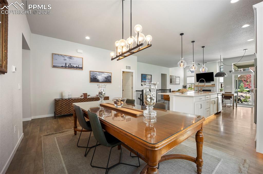 Image 9 of 50: Dining Area