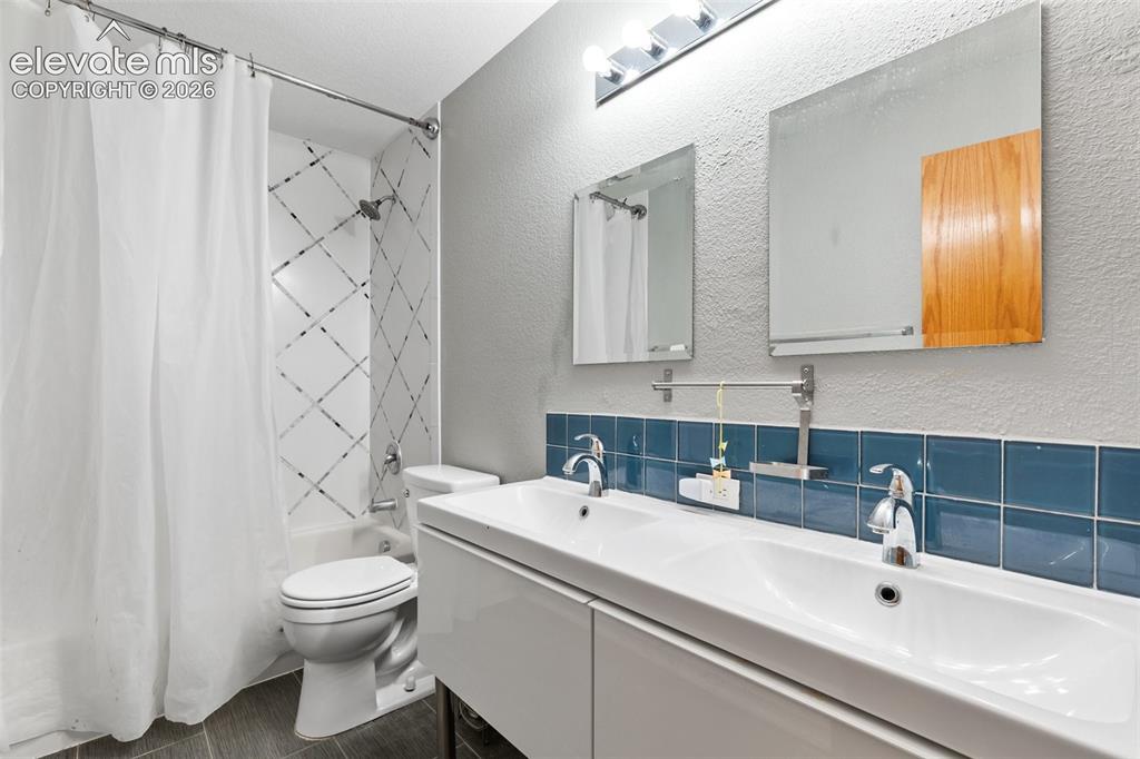 Image 22 of 42: Bathroom